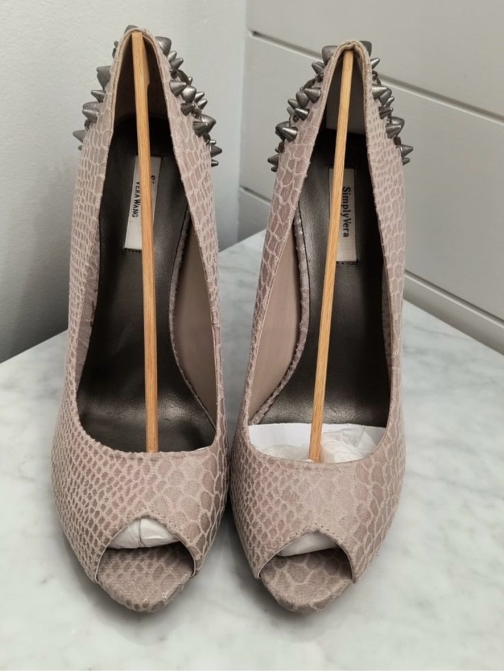 New Vera Wang Studded Peep-Toe High Heels in Beige Snake - Picture 12 of 12